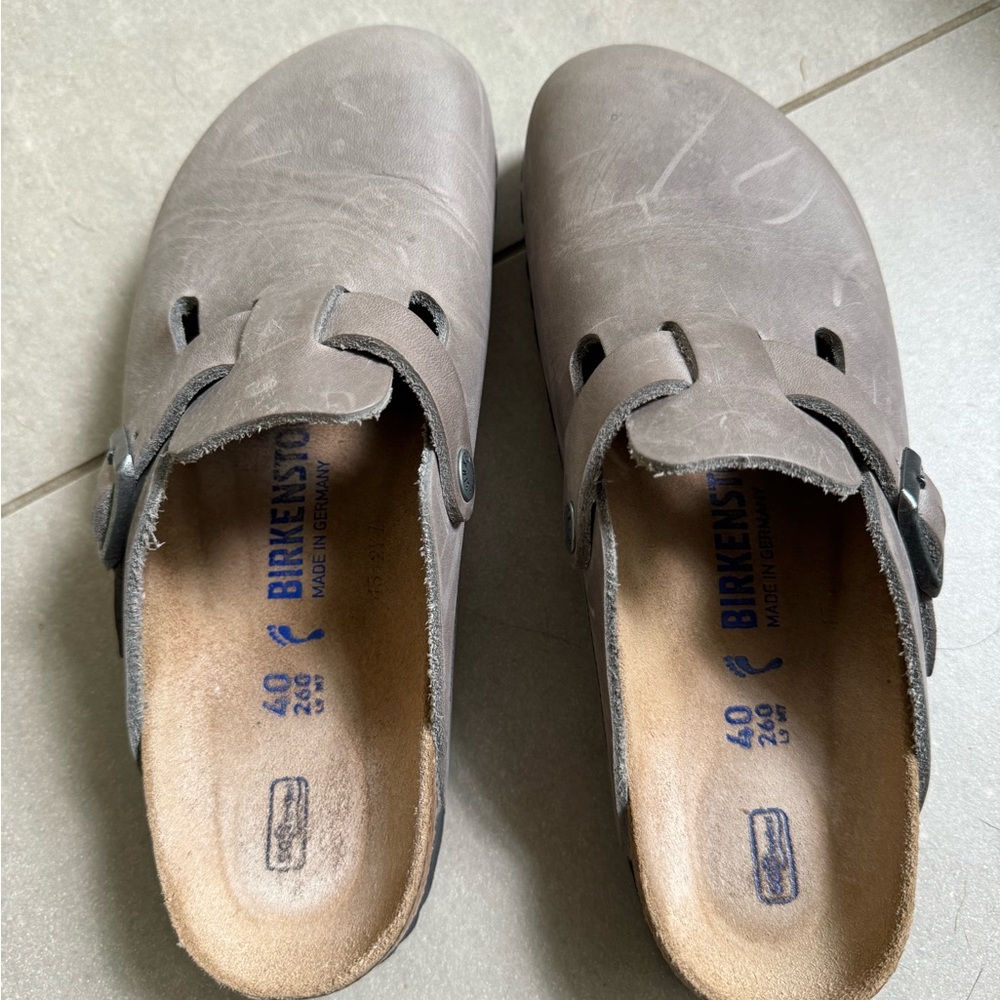 Boston clog in gray oiled leather. Size 40 with soft footbed.